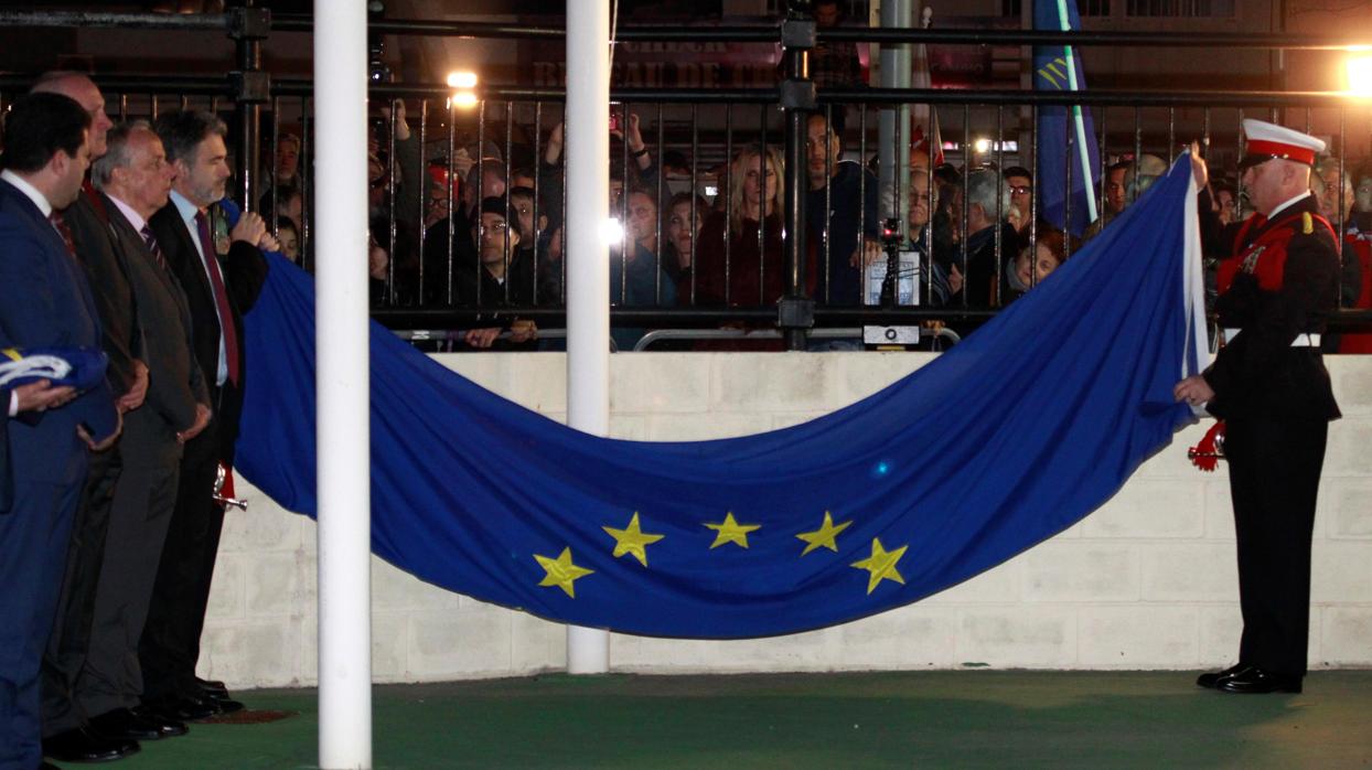 Instante en el que es arriada la bandera de la UE