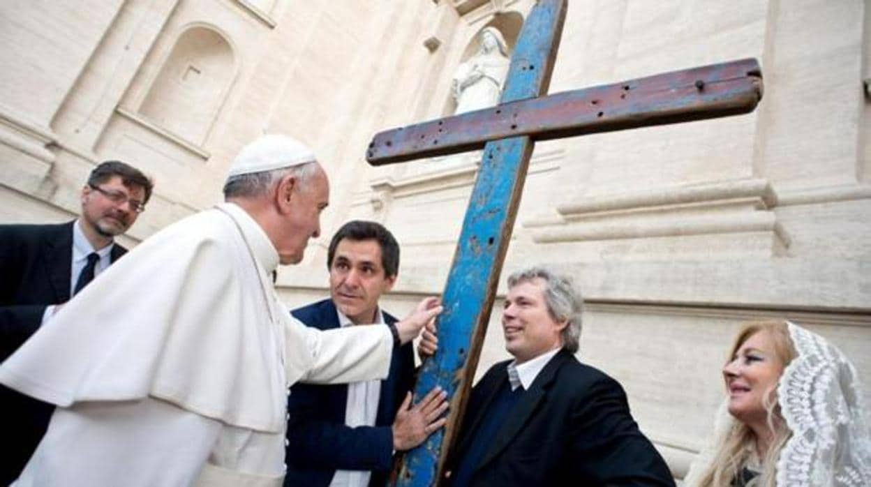 El Papa Francisco ante la Cruz de Lampedusa