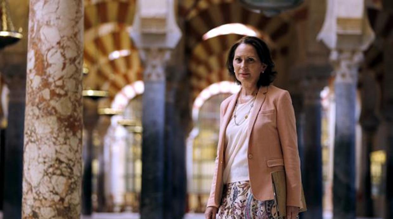 La profesora Gloria Lora en el interior de la Mezquita-Catedral