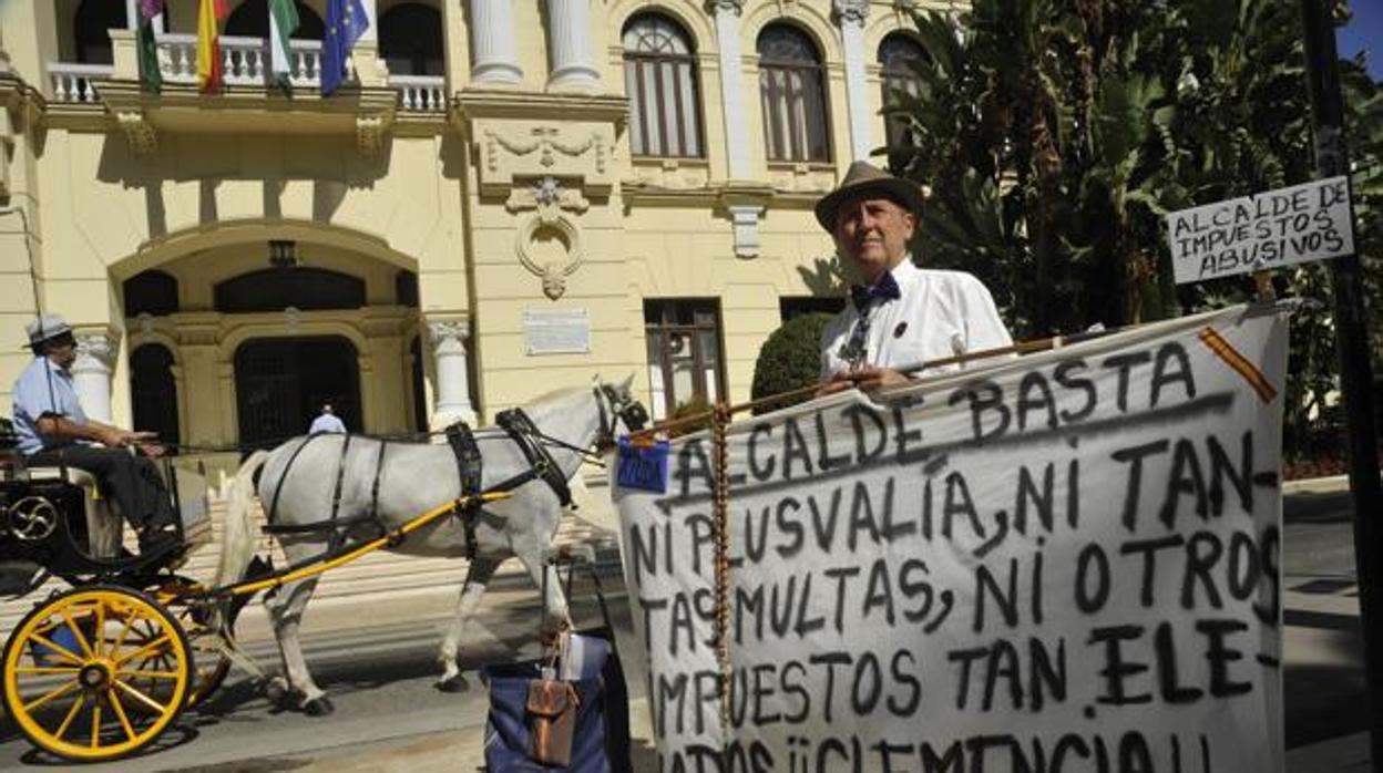 Un afectado por la plusvalía por herencia manifestándose 2017 frente al Ayuntamiento de Málaga