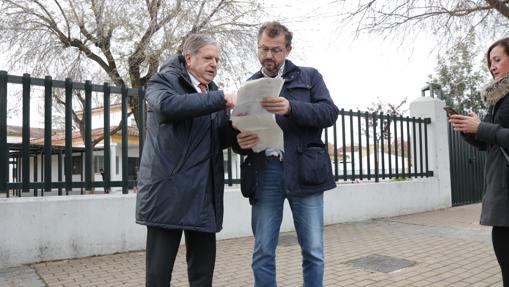 Los ediles de Hacienda e Infraestructuras en la presentacion de las obras de climatización