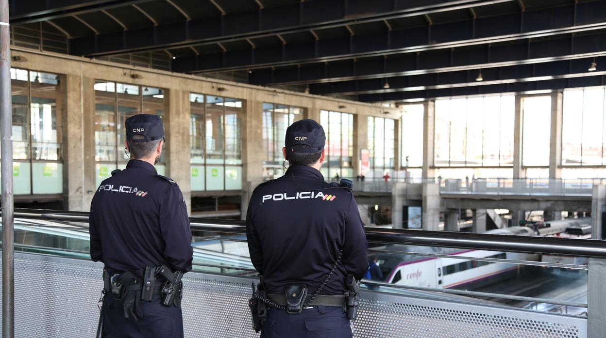 Dos agentes de la Policía Nacional en la Estación de AVE de Córdoba