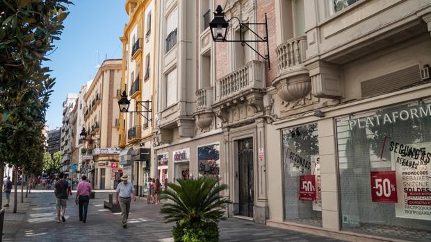 Los vecinos del Centro de Córdoba piden cambiar las farolas de Cruz Conde