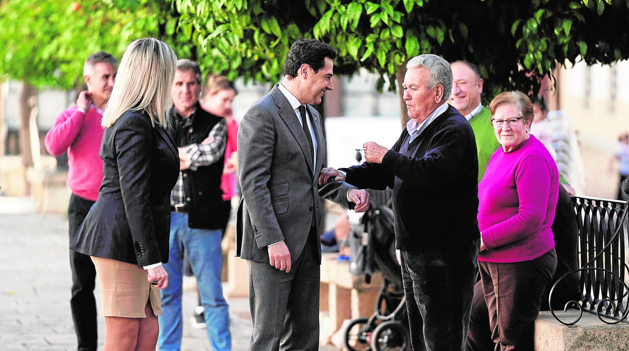 Juanma Moreno junto a la alcaldesa de Bujalance durante su visita a la localidad