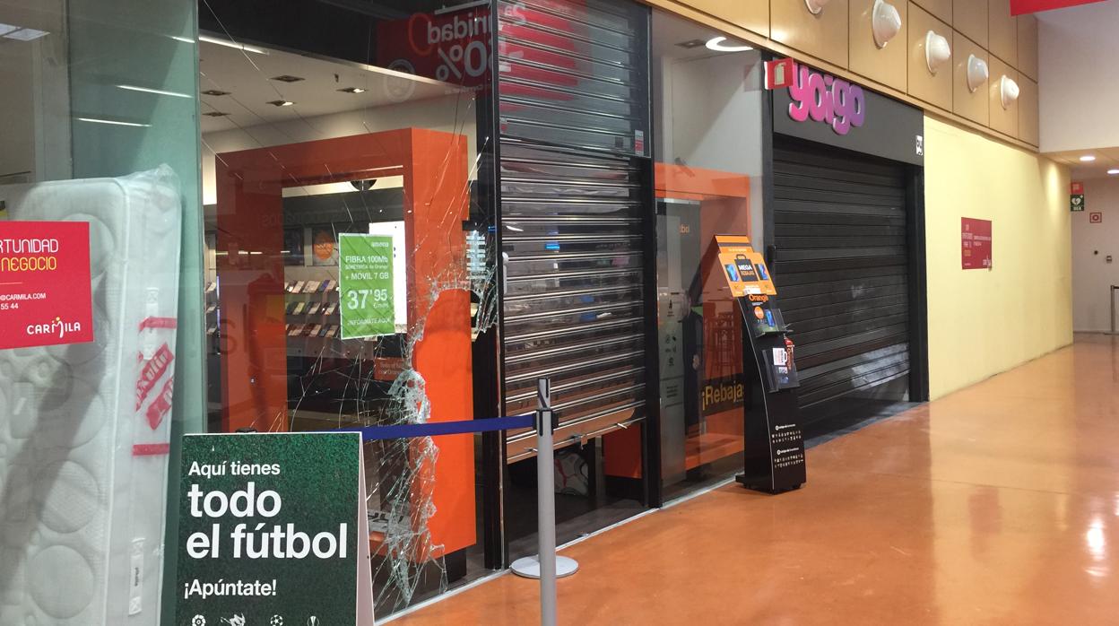 Imagen de una de las tiendas, en el centro comercial Carrefour de Lucena, que han sufrido la oleada de robos