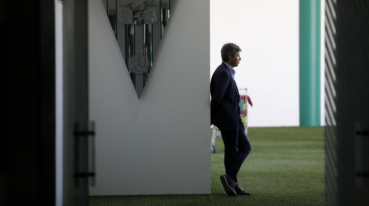 El director deportivo del Córdoba CF, Alfonso Serrano, en el túnel de vestuarios