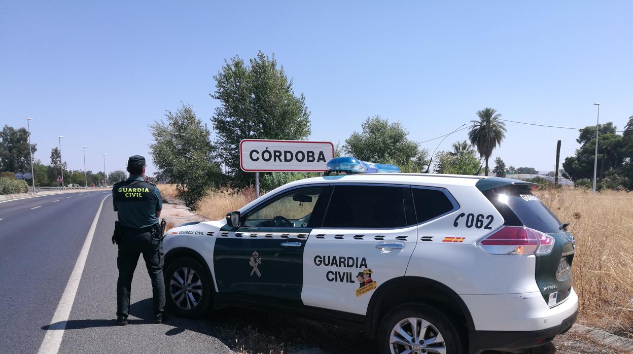 Un agente de la Guardia Civil en la entrada a Córdoba