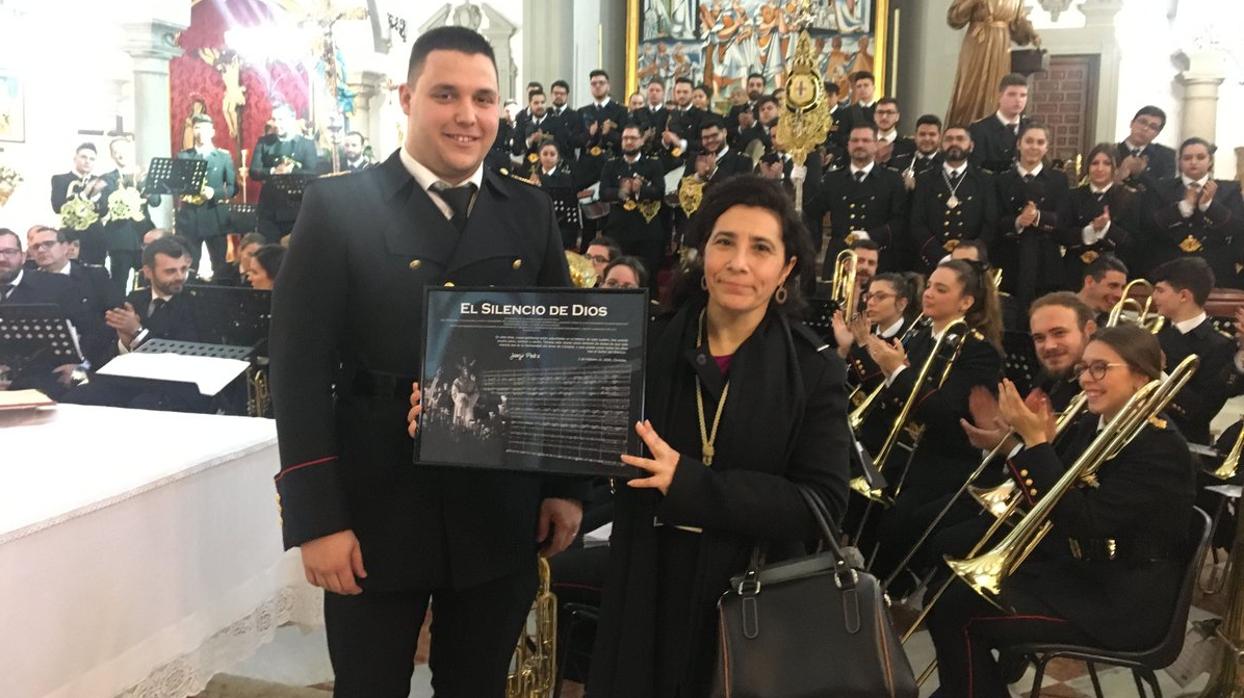 Juan José Piedra entrega la partitura de la marcha a la hermandad del Amor