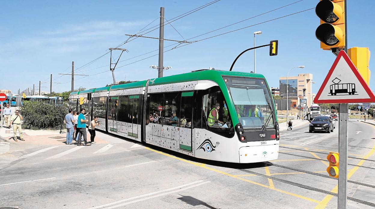 Un convoy del metro de Málaga, en la salida a la superficie que realiza en la zona del campus universitario