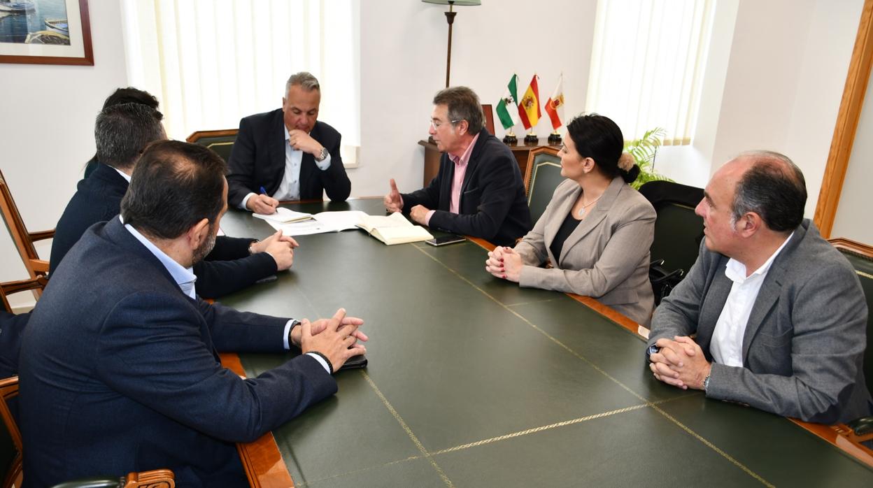 Representantes de los transportistas, en la reunión con el alcalde de San Roque