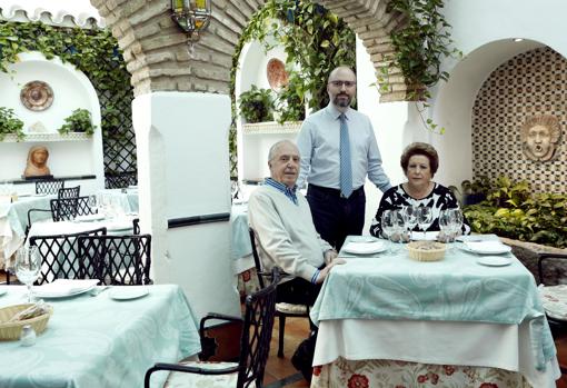 Rafael y Mari junto a su hijo en el patio de El Churrasco