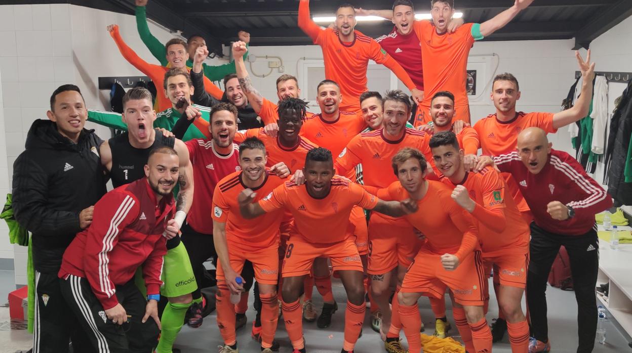 Los jugadores celebran la vitoria ante el Badajoz en el vestuario