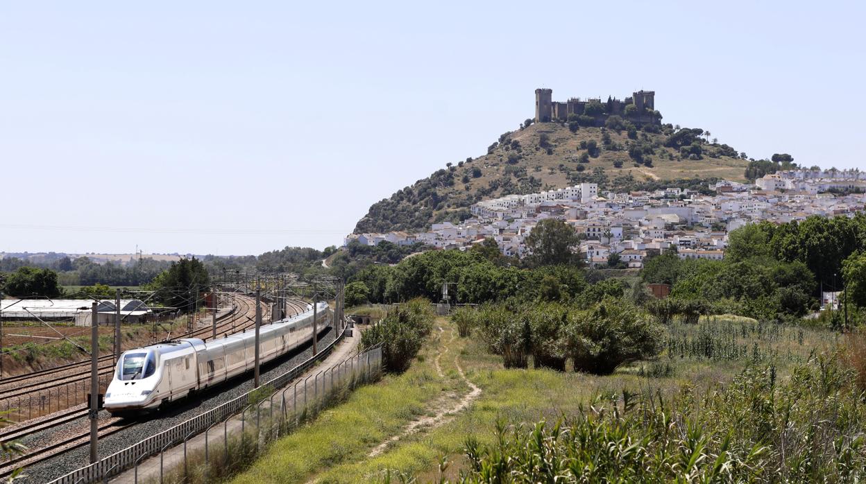 Un treen de alta velocidad al pasar junto a Almodóvar del Río