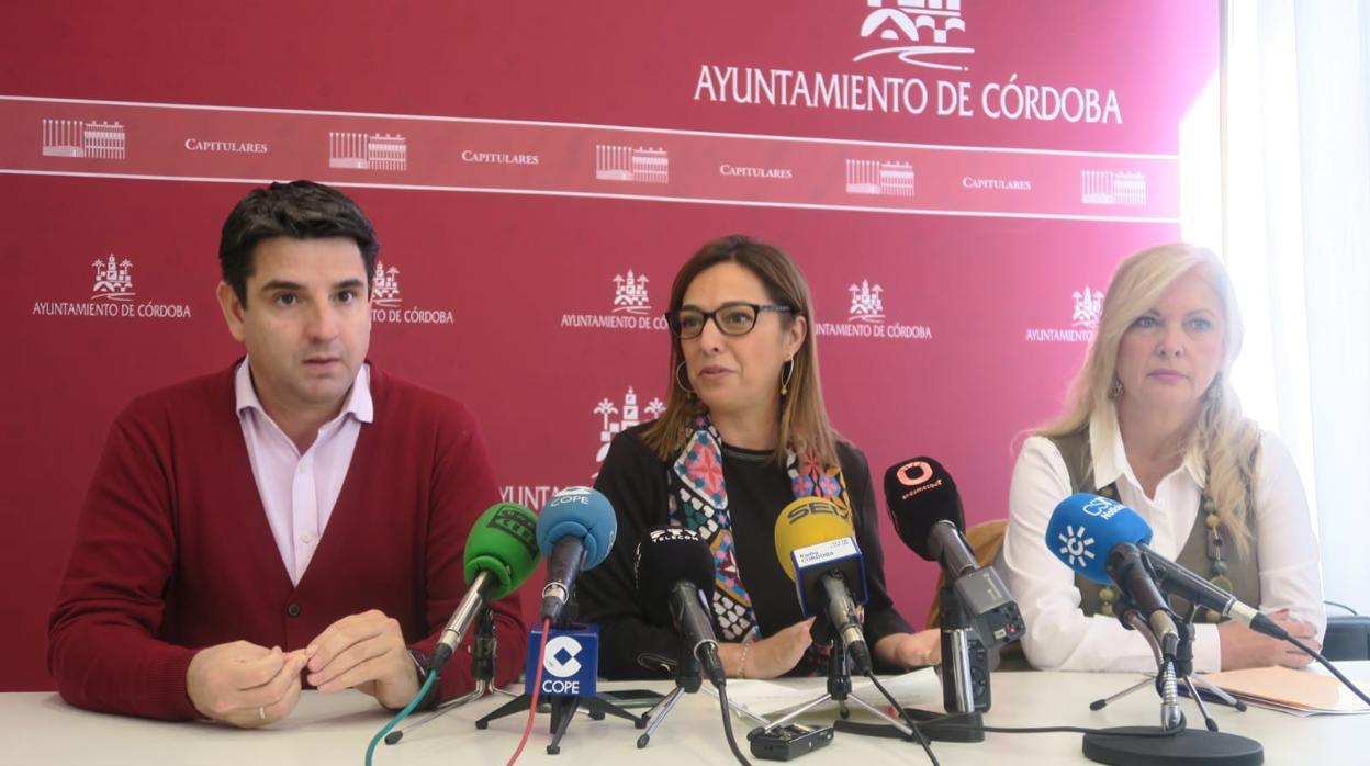 Portavoces de PSOE, IU y Podemos en la sala de prensa municipal