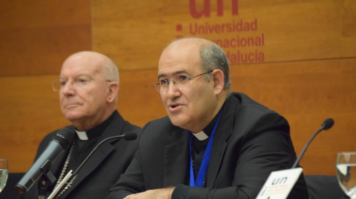 El cardenal Tolentino, primero por la derecha, junto al obispo de Jaén, Amadeo Rodríguez Magro