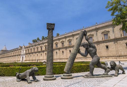 Monumento de Hércules en el Parlamento de Andalucía