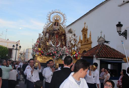 La Virgen de los Remedios, en una procesión por Aguilar con los candelabros