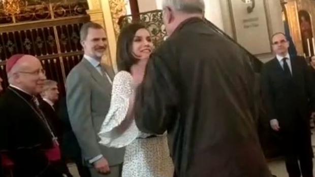 La Reina Letizia se salta el protocolo para saludar a un excompañero de TVE