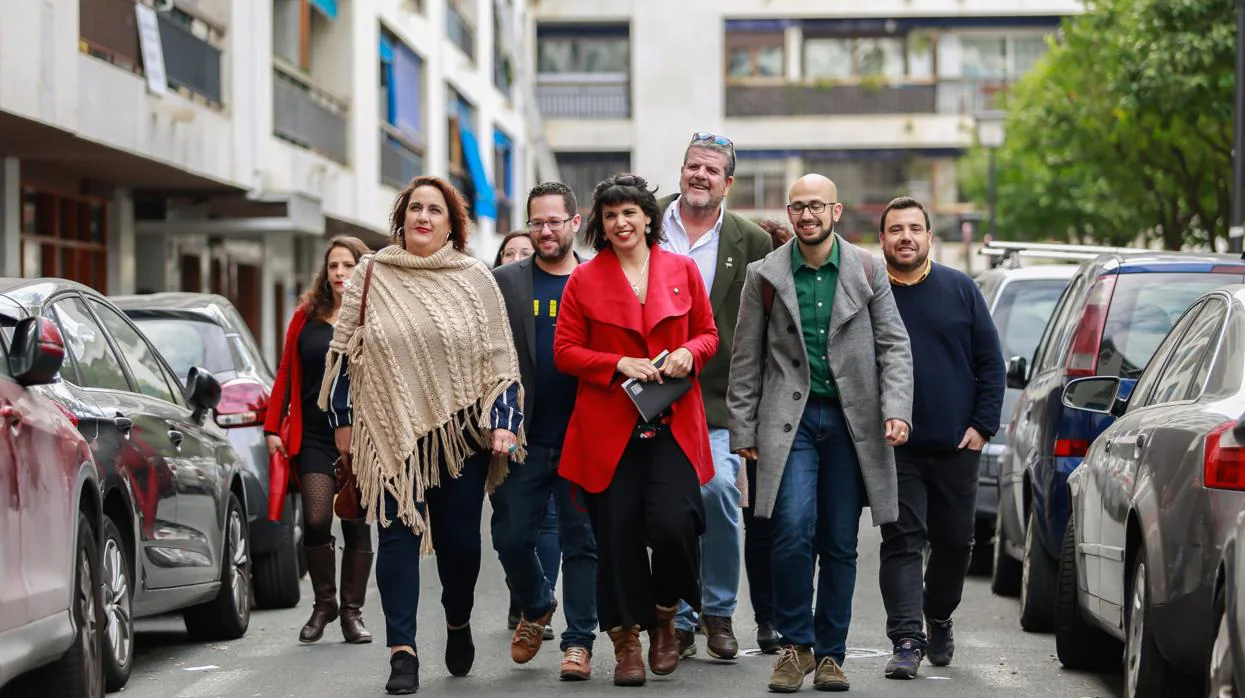 Teresa Rodríguez, en el centro, a su llegada a la sede regional de Podemos Andalucía con su equipo