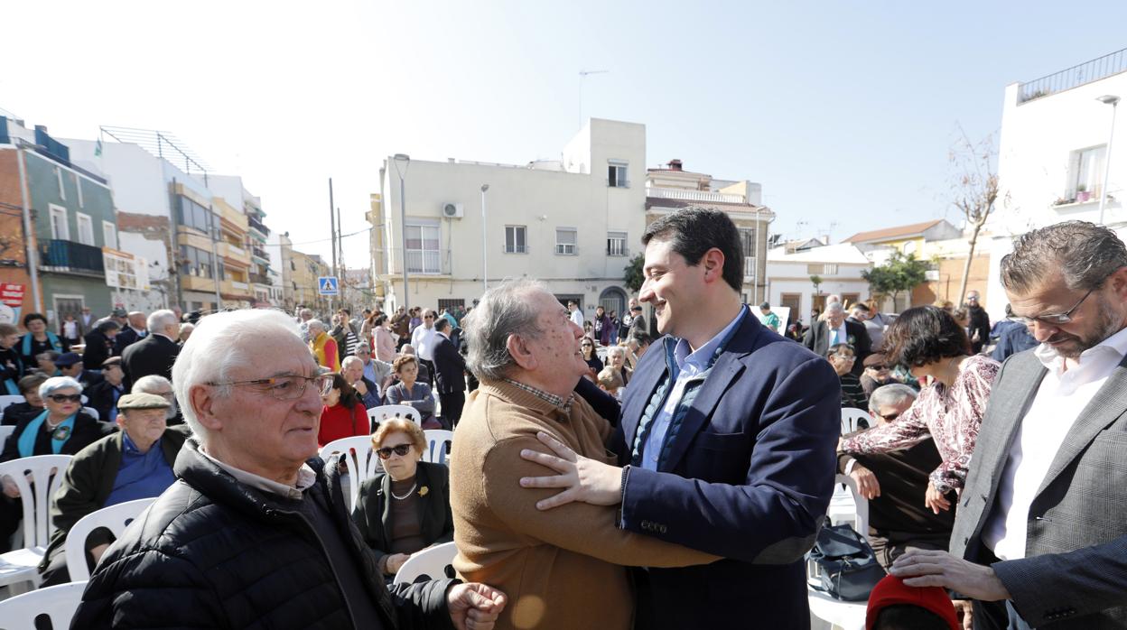 El alcalde saluda a un vecino durante su visita a Valdeolleros en presencia de David Dorado