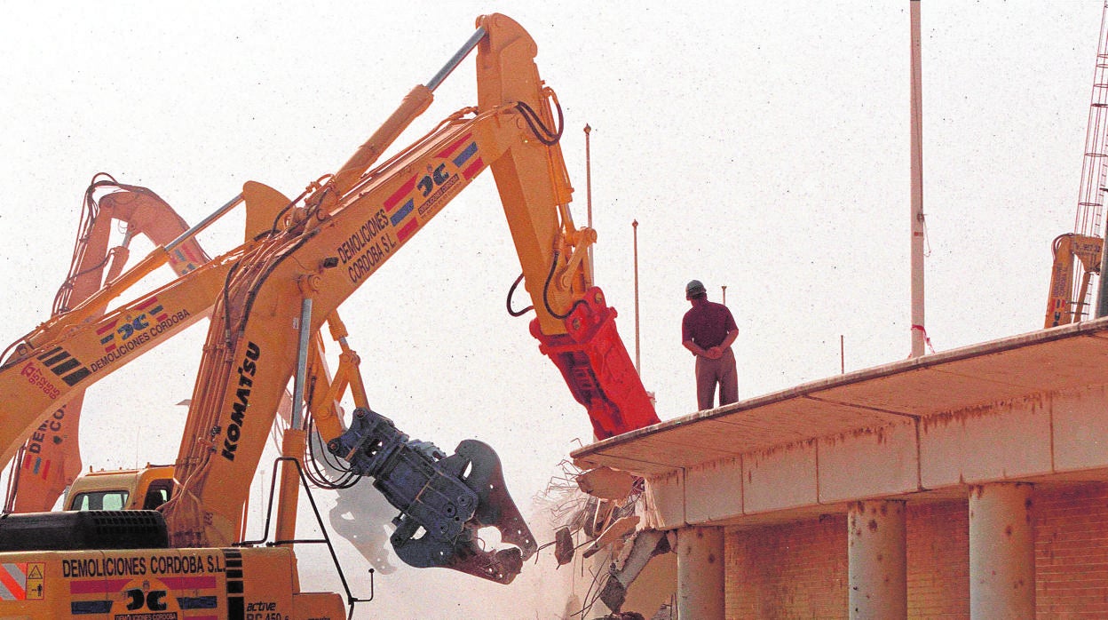 Demolición del antiguo estadio del Arcángel en el año 2002