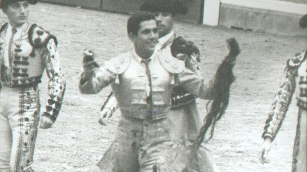 Manuel García «Palmeño» mostrando los trofeos obtenidos en una corrida en 1962