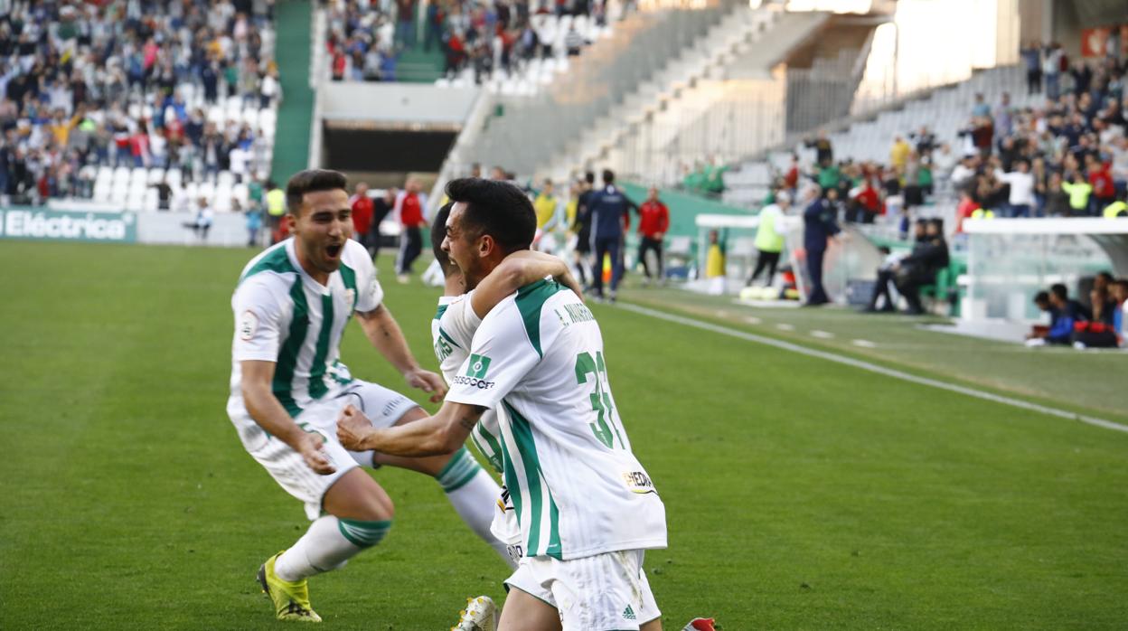 Navarro celebra su gol