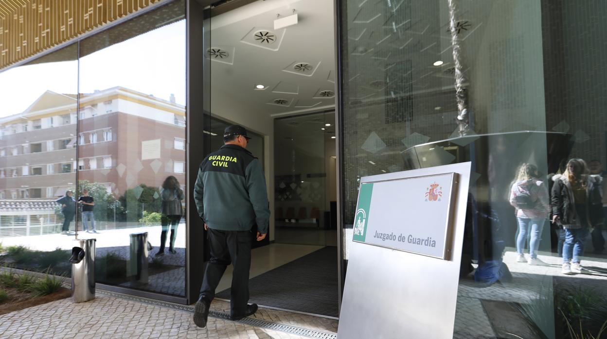 Entrada principal al Juzgado de Guardia 24 horas de Córdoba en la Ciudad de la Justicia