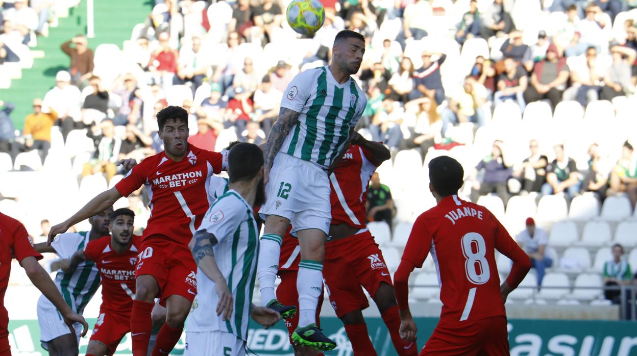 Xavi Molina, que marcó en propia puerta, en una acción del Córdoba CF ante el Sevilla Atlético