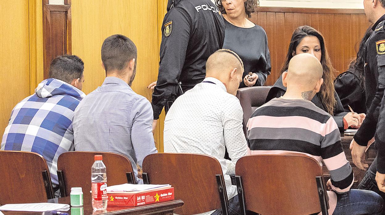 Los cuatro acusados, de espaldas, durante el juicio