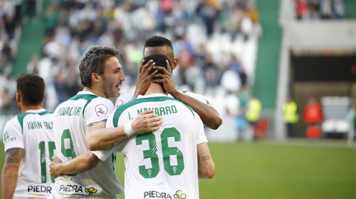 Fidel y Piovaccari celebran el gol de Iván Navarro que le dio el triunfo al Córdoba CF