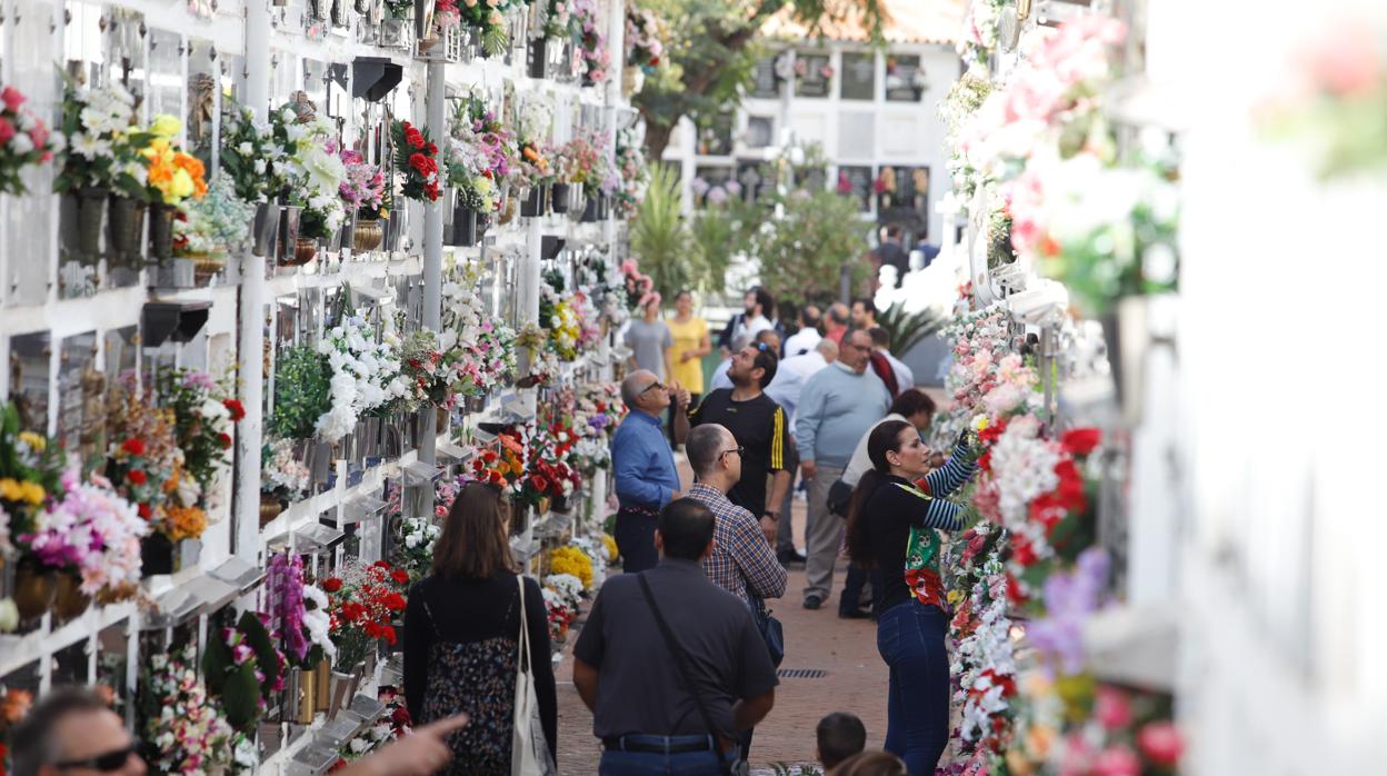 Familias en un cementerio de Córdoba