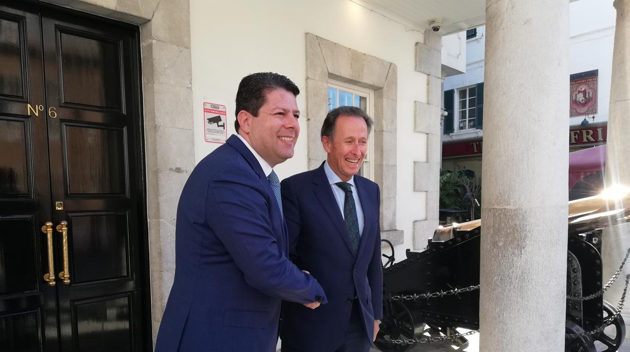 Fabian Picardo y el alcalde de Chiclana, este lunes ante la sede del Gobierno de Gibraltar