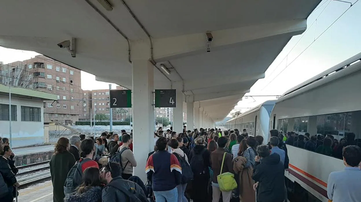 Viajeros afectados por la avería aguardan en la estación de Jaén