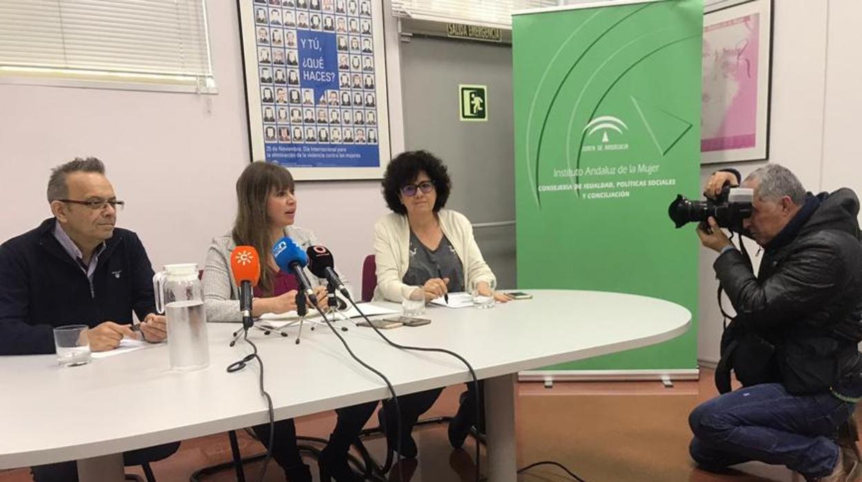 La responsable del IAM en Córdoba Lourdes Arroyo junto a dos psicólogos del IAM este martes