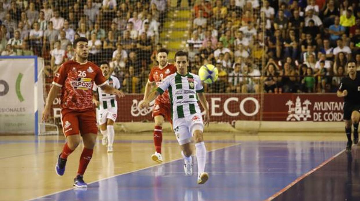 Javi Sánchez busca el balón en el partido de la primera vuelta ante ElPozo Murcia