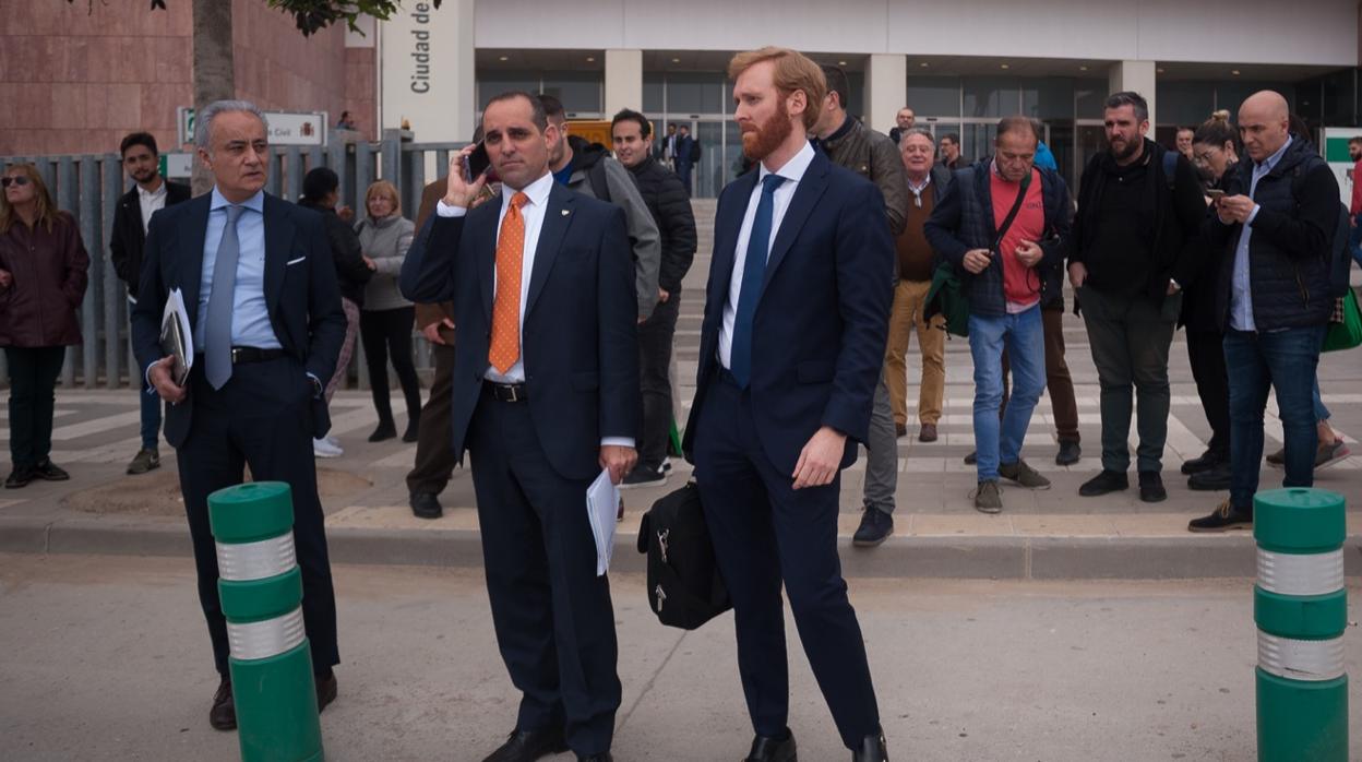 Con corbata naranja, el director general del Málaga