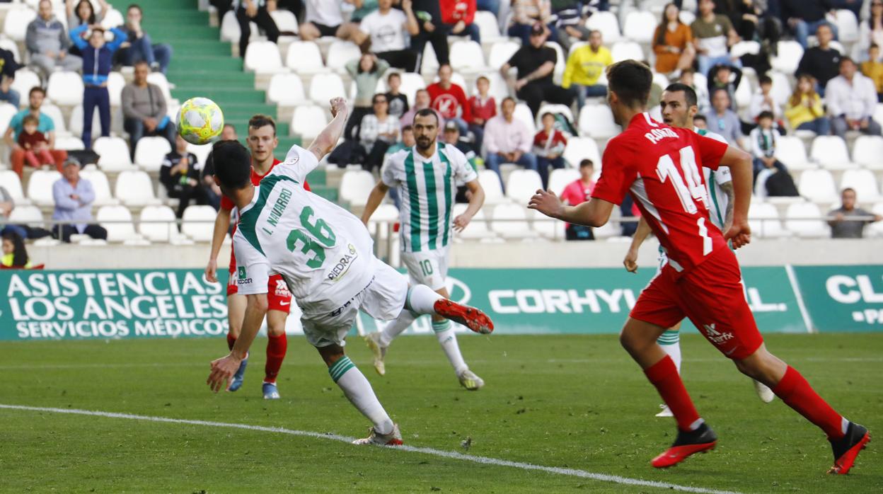 El extremo del Córdoba Iván Navarro, en el momento de marcar el 2-1 ante el Sevilla Atlético