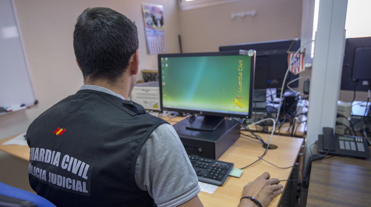 Un agente de la Policía Judicial de la Guardia Civil revisando documentación