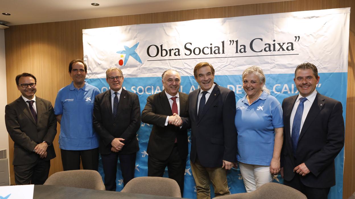 Firma del acuerdo entre La Caixa y la Agrupación de Cofradías de Córdoba