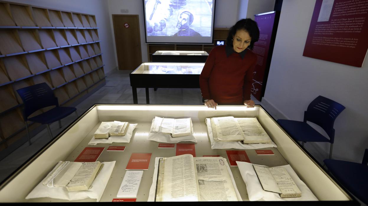 Algunos de los libros expuestos en la Biblioteca Diocesana de Córdoba