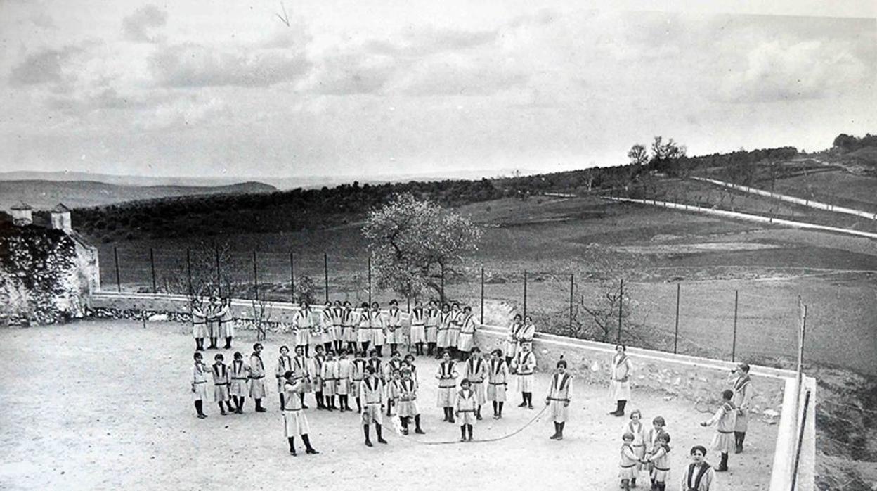 Patio de recreo del colegio en los años 20, junto al Junquillo