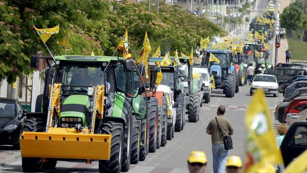 Importantes retenciones de tráfico en Granada por la llegada de tractores para la protesta agrícola
