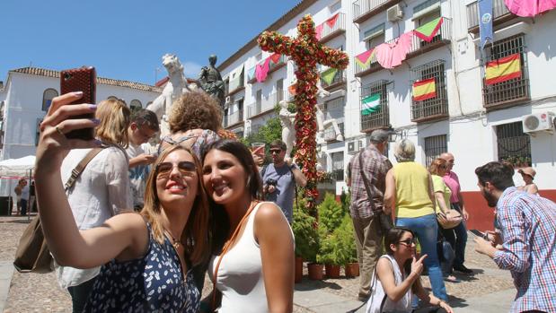 Los vecinos de Santa Marina critican la música «non-stop» de las Cruces de Córdoba