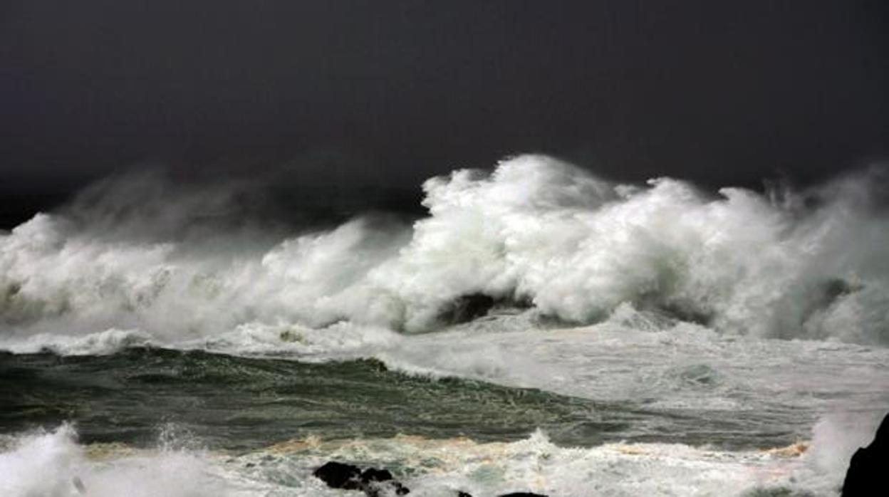 El mar, encabritado, frente a las costas andaluzas