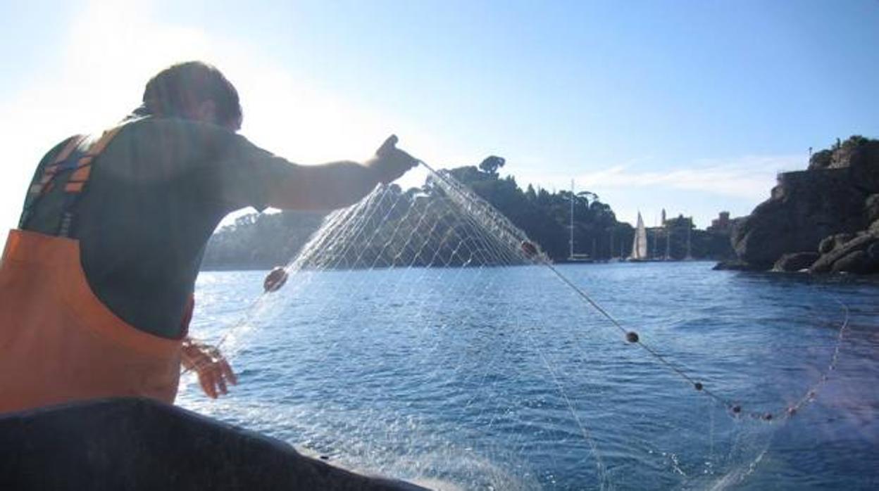 Foto de archivo de un marinero pescando