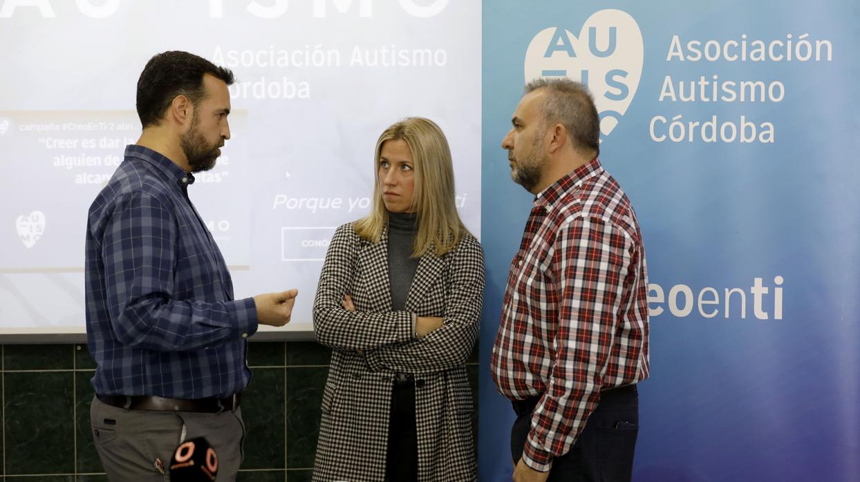 Los padres del niño junto al presidente de Autismo Córdoba en la sede de la institución