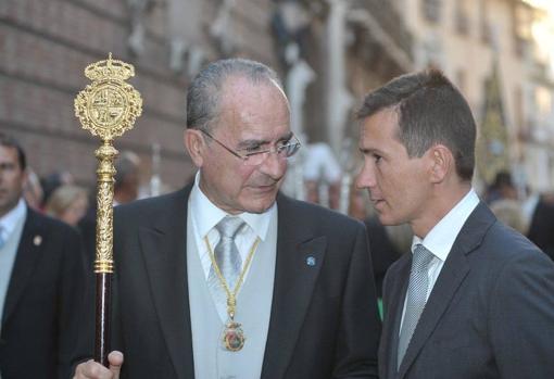 Leguina conversa con De la Torre durante una procesión en Málaga