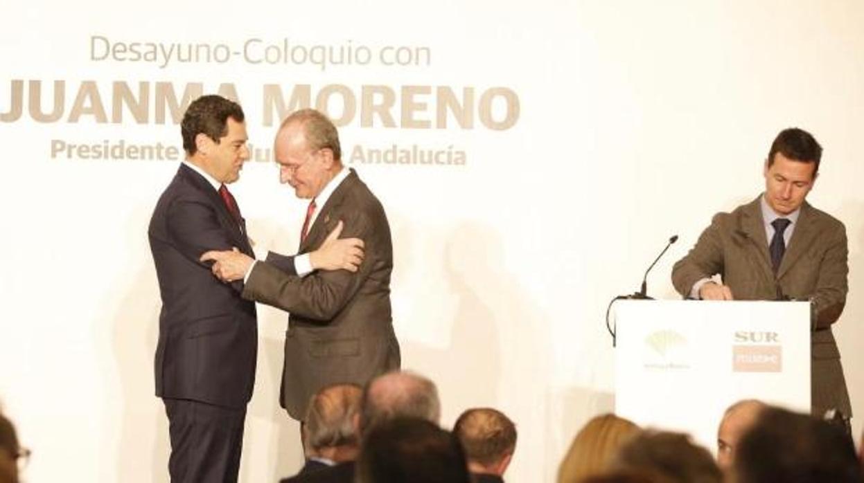 Fernando Leguina, a la derecha, junto al presidente de la Junta, Juanma Moreno, y el alcalde de Málaga, Francisco de la Torre