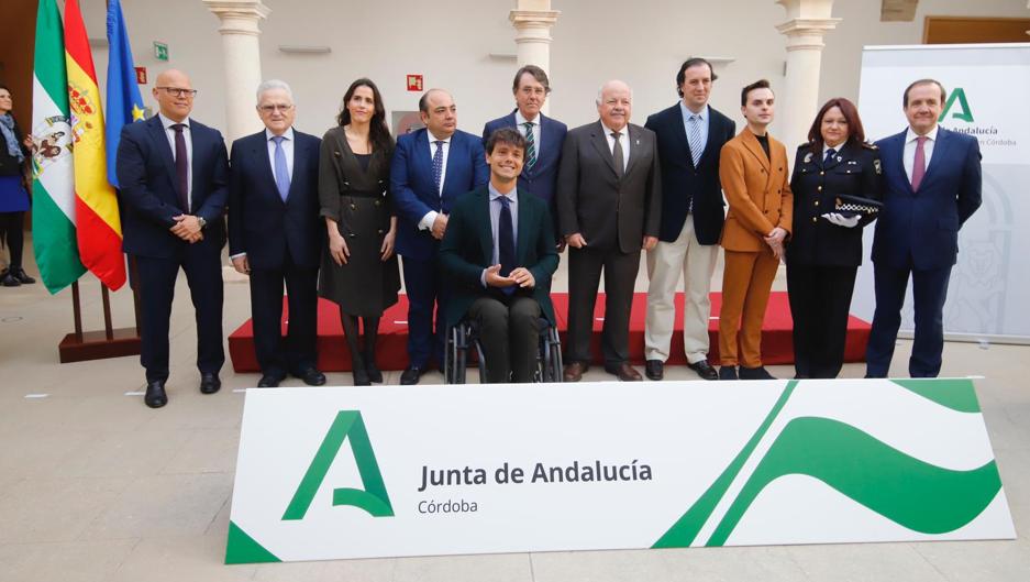 La Junta entrega su Bandera de Andalucía a diez «embajadores del talento» de Córdoba